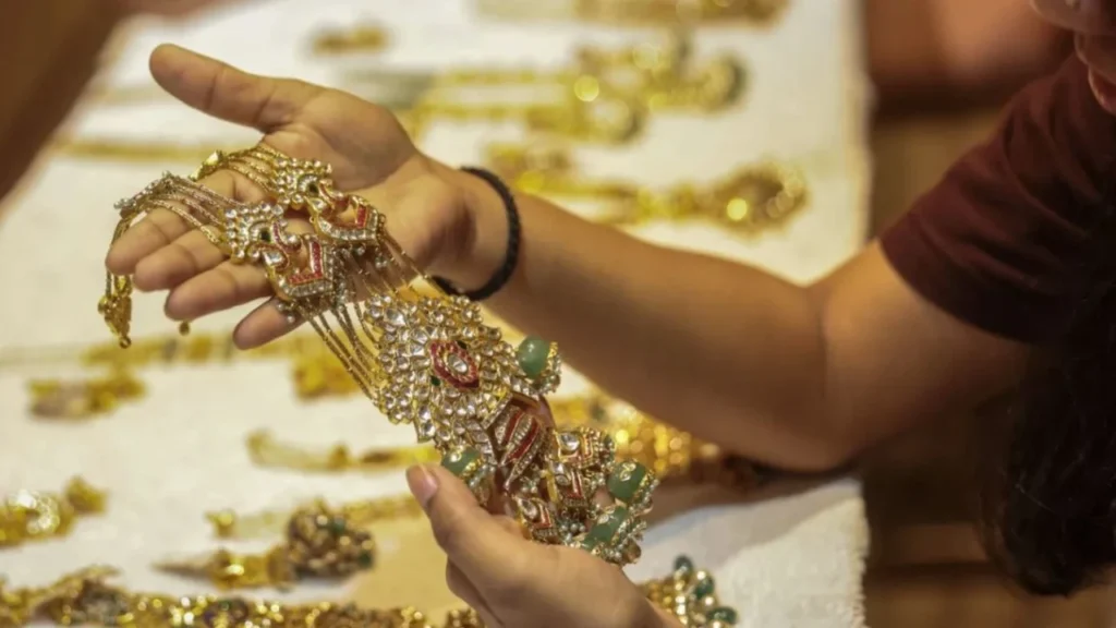 الذهب يكسر 5200 دولار.. ترامب يوجه ضربة قاضية لأسعار العملة الخضراء عالمياً